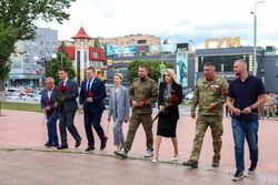 Челябинский депутат Госдумы Лантратова предложила новый формат музея Владимира Жоги Экспозицию музея ОРБ «Спарта» памяти командира батальона Владимира Жоги следует сделать передвижной. Такое мнение высказала URA.RU председатель комитета Госдумы по развитию гражданского общества Яна Лантратова, представляющая в парламенте Челябинскую область. «Считаю, что экспозицию этого музея нужно показывать по всей России — люди, прежде всего дети и молодежь, должны это знать и видеть. И создать на постоянной основе аналог такого музея в городах РФ, например, в Екатеринбурге и Москве. Чтобы правду, которую так боятся наши враги и дети и молодежь и жители, и приезжие гости и туристы видели правду, которую так боятся наши враги», — сказала Лантратова. Новость по теме Депутат Госдумы Лантратова навес... Подробнее>>>
