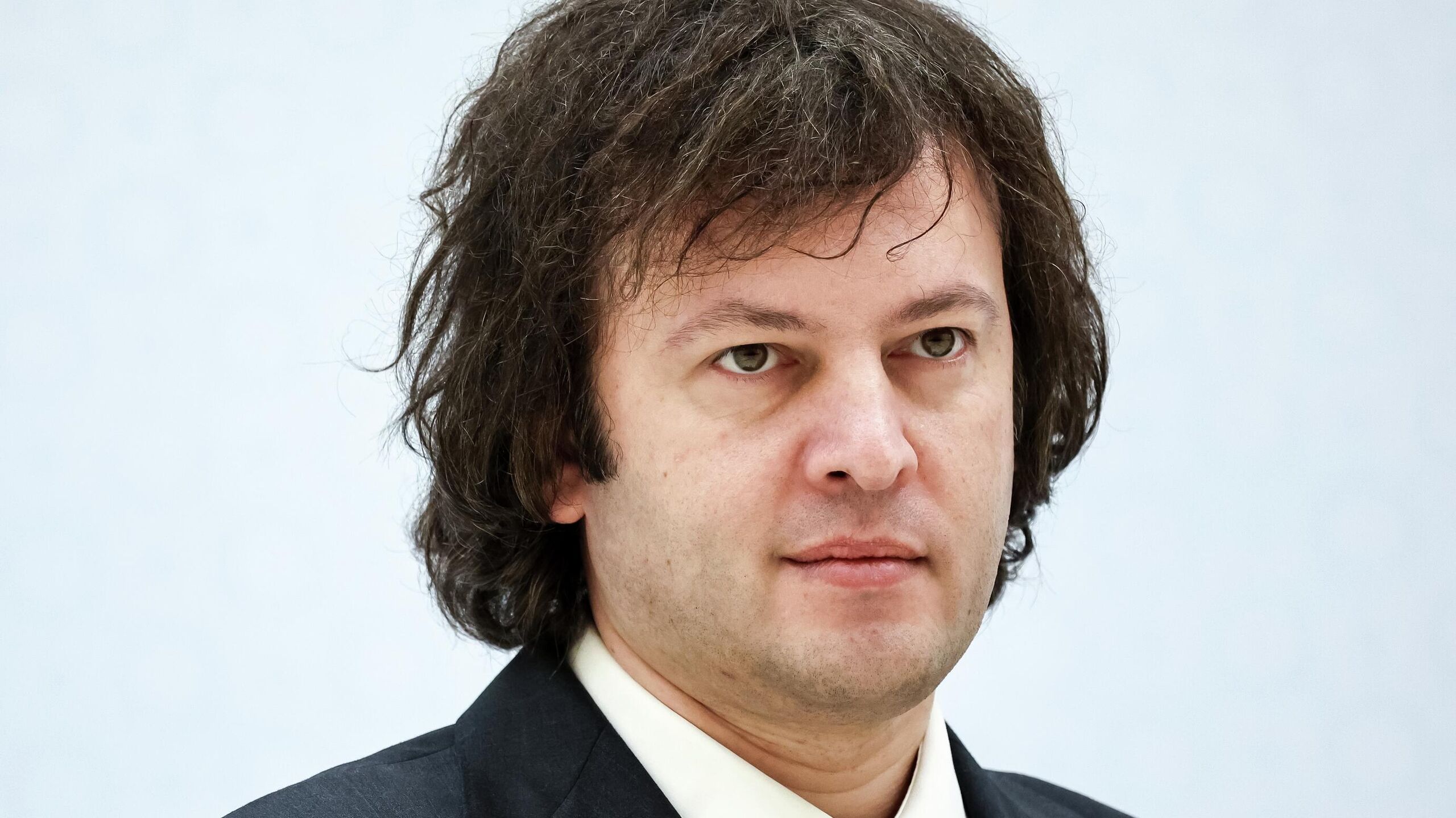 Грузия должна всячески постараться наладить отношения с Евросоюзом восстановление связей также должно входить в интересы ЕС заявил грузинский премьер министр Ираклий Кобахидзе в интервью телекомпании Имеди Мы осторожно и со стратегическим терпением ожидаем изменения отношений посмотрим как будут развиваться процессы Думаю что следующий год будет полон изменений в том числе с точки зрения отношений с Евросоюзом мы всячески должны постараться урегулировать отношения с Евросоюзом Объективно в интересах Евросоюза восстановить с Грузией здоровые отношения заявил премьер