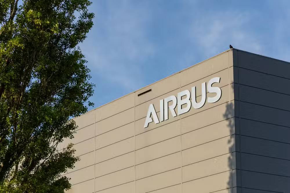 Срочный бюллетень от Airbus Airbus сообщил что регуляторы готовят незапланированную директиву для операторов семейства A320 Причиной стал анализ инцидента в котором интенсивная солнечная радиация привела к искажению данных важных для работы систем управления полётом Компания не раскрыла деталей но утверждает что уязвимость может затронуть значительное количество самолётов A320 Family Производитель предупредил операторов о необходимости внедрить программные или аппаратные меры защиты Эти требования войдут в экстренную директиву лётной годности европейской EASA Мы запросили от операторов немедленные меры предосторожности и ожидаем операционных сбоев в период внедрения сообщили в Airbus Пум пум FlightMode