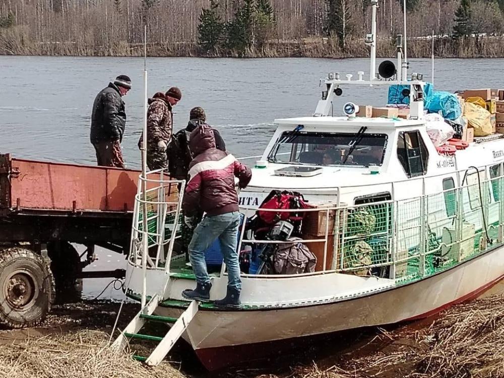 Прокуратура напомнила главе Онежского округа о необходимости заключить контракт на водные перевозки Контрольное ведомство выявило бездействие местных органов власти при осуществлении закупок на обеспечение населения водным транспортом. Под угрозой срыва оказались маршруты: Онега порт — Легашевская запань и село Порог — деревня Усть-Кожа. Жители указанных населенных пунктов могли остаться отрезанными от цивилизации. В этой связи прокурором главе муниципального округа объявлено предостережение о недопустимости нарушений закона, во исполнение которого закупка объявлена, определен ее победитель, водное транспортное сообщение организовано. Фото пресс-службы областной прокуратуры
