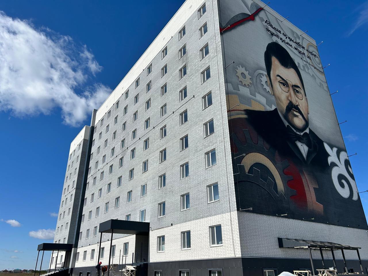 В Костанае завершается строительство современного кампуса для студентов и молодых специалистов В Костанае завершают строительство нового корпуса Allur Campus. Работы стартовали в 2023 году. Ввод в эксплуатацию запланирован на август 2025 года. Девятиэтажное кирпичное здание площадью более 13,5 тыс. квадратных метров рассчитано на проживание 250–300 человек. Кампус включает 71 семейную комнату, 60 студенческих и 20 комнат для временного размещения гостей. Все жилые помещения оснащены отдельными кухнями, санузлами и зонами отдыха. Для комфортной жизни предусмотрены компьютерный класс, библиотека, тренажёрный зал, медпункт и прачечная. Рядом планируется строительство спортивной инфраструктуры — футбольного и баскетбольного полей, беговых дорожек, воркаут-зон и площадок для настольного тенниса. Allur Campus обеспечит условия для подготовки специалистов и их проживания. Проект полностью финансируется группой компаний Allur. Объём инвестиций на текущем этапе превысил 2,1 млрд тенге. В дальнейшем планируется строительство жилого корпуса, детского сада на 260 мест, а также дополнительных спортивных и общественных объектов. • Фото: Allur.