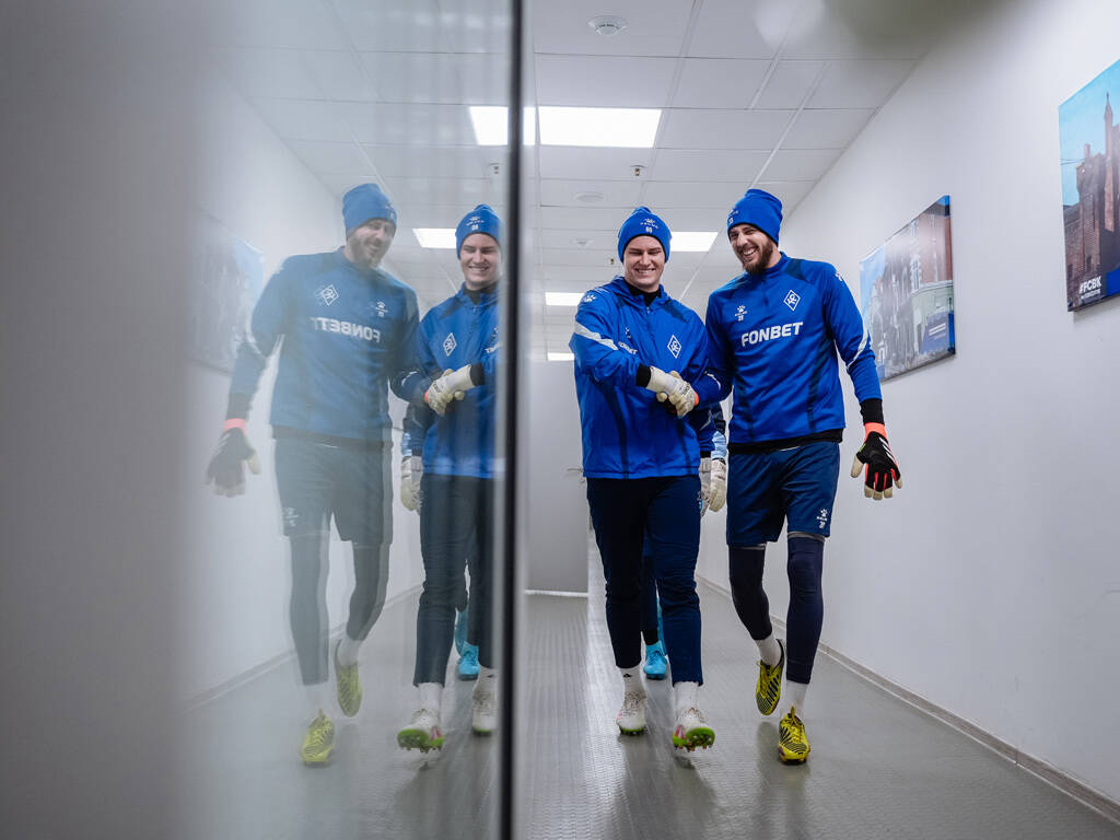 Трансферный бан с Крыльев Советов снят после погашения долгов РФС сняла трансферный бан с футбольного клуба Крылья Советов Об этом сообщил председатель Совета директоров ПФК Крылья Советов Дмитрий Яковлев Видим как в сети распространяется достаточно противоречивая информация Несмотря на то что мы закрыли все вопросы по долговым обязательствам перед РТ Капитал многие продолжают фантазировать Могу гарантировать что на сегодняшний день у нас есть официально подтверждённая информация что Крылья очистились отдав что были должны Приставами были сняты все ограничения препятствующие нормальной жизнедеятельности клуба и сегодня мы можем продолжить заявочную кампанию Уверен всё успеем и весеннюю часть чемпионата начнём в обновленном составе сказал Яковлев Читать полностью