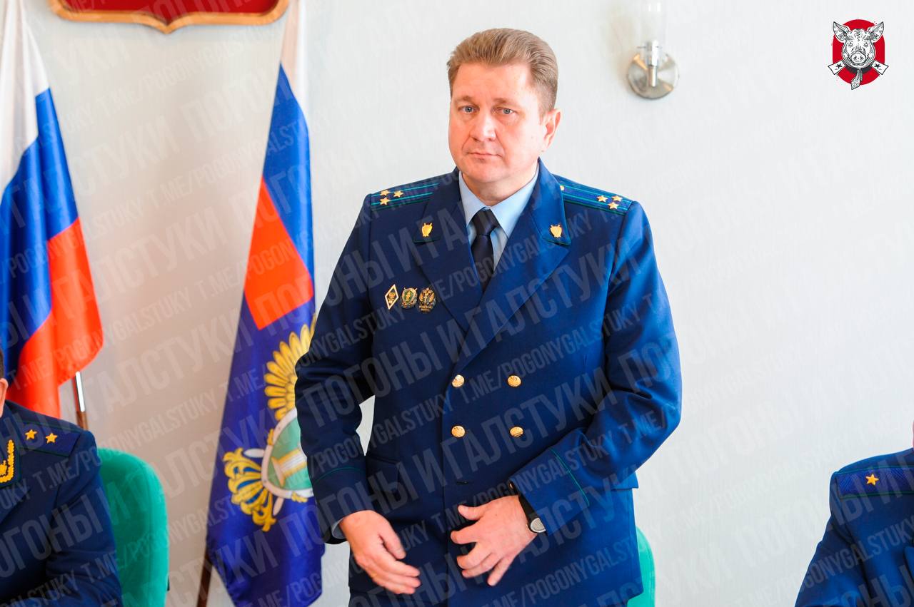 Пост главного борца с коррупцией в свердловском правительстве занял прокурор Кировской области Оборок. По данным "Погон", указ о его назначении врио губернатора Паслером подписан, но на работу новый начальник пока не вышел. Обороку 51 год, С 2020 года он был прокурором Кировской области, еще раньше трудился в челябинском, курганском и свердловском управлениях прокуратуры. Является генерал-майором. Пост директора департамента противодействия коррупции был вакантным с конца марта, когда в отставку ушел Ширалиев. Правительство он покидал на фоне крупных коррупционных скандалов. Главный политический канал Урала