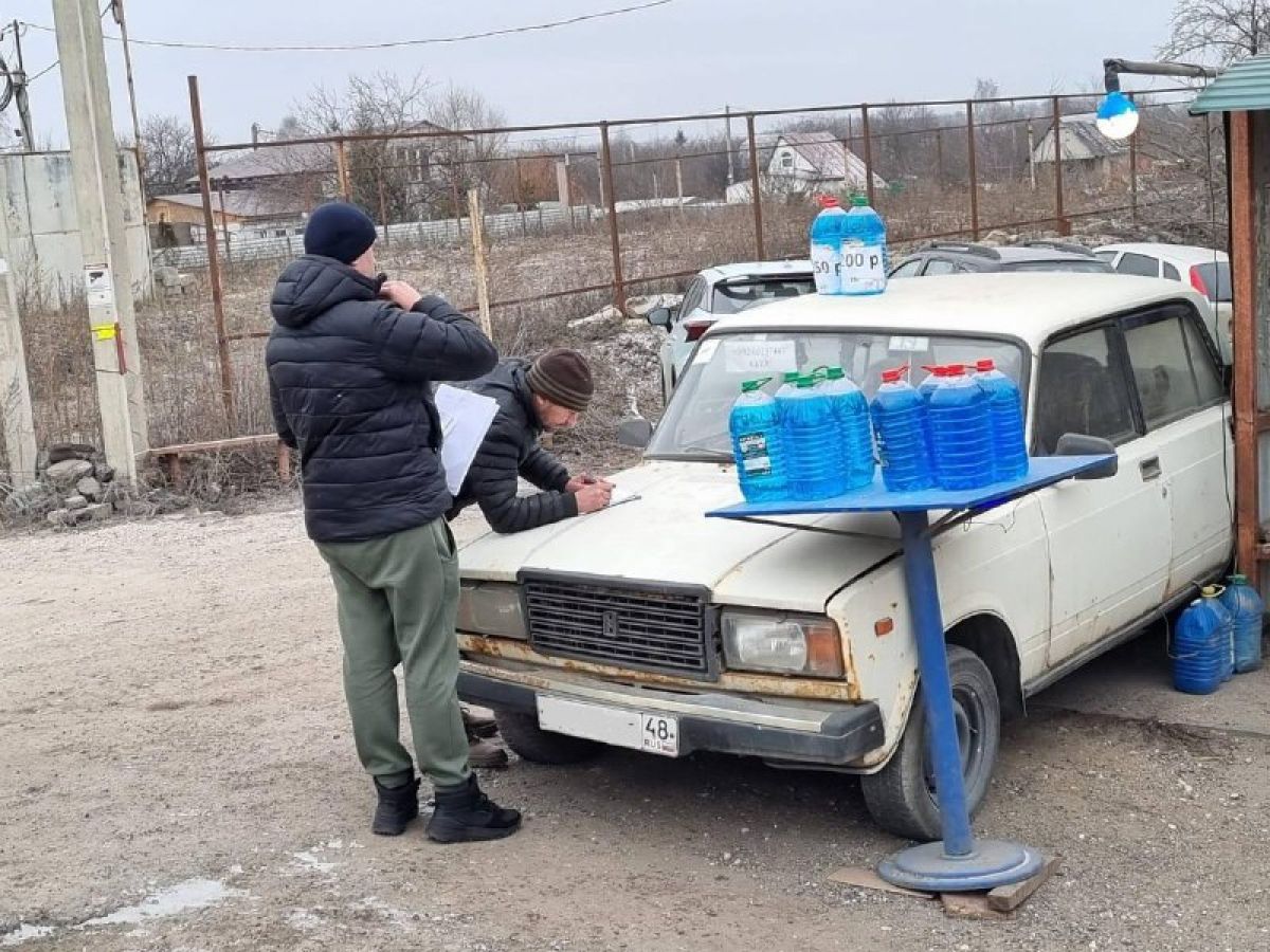 В Липецке на дороге задержали двух торговцев незамерзайкой     Нарушителям, задержанным на автодороге от микрорайона «Елецкий» в сторону трассы Орел-Тамбов, грозит штраф.  ↗  Прислать новость   Подписаться