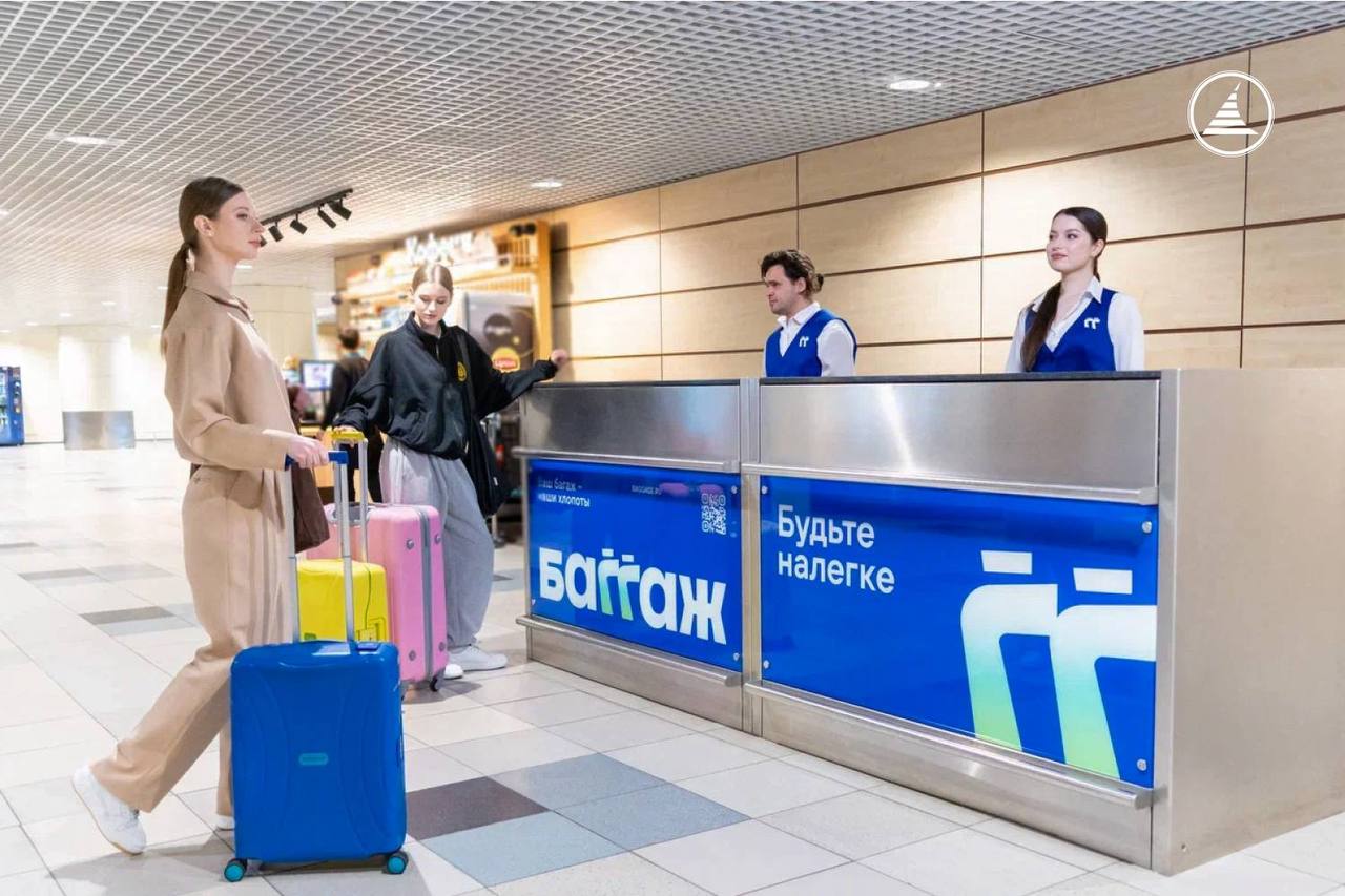 В Домодедово запустили сервис доставки багажа прямо до дома Аэропорт Домодедово стал первым в России где заработал сервис курьерской доставки багажа БАГГАЖ Пассажиры внутренних рейсов могут оформить услугу прямо в зоне выдачи багажа и получить чемоданы уже дома в отеле или офисе Теперь после прилёта не нужно ждать вещи у ленты оформляете доставку и выходите из терминала налегке тг канал аэропорта Первый туристический