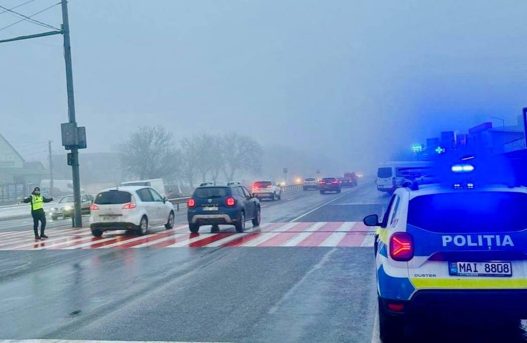 Полиция предупреждает водителей о рисках ДТП из за сниженной видимости на дорогах в связи с туманом Национальные трассы загружены из за увеличенного потока автомобилей людей отправляются к родственникам или в родные города и села Напряженный трафик требует особого внимания от всех участников дорожного движения Водителям рекомендуется адаптировать скорость к погодным и дорожным условиям использовать ближний свет фар и при необходимости противотуманные фары соблюдать большую безопасную дистанцию до впереди идущего автомобиля избегать рискованных обгонов и небезопасных маневров начинать движение только в том случае если транспортное средство прошло техосмотр и оборудовано соответствующим образом для холодного времени года Национальная полиция увеличила количество патрульных машин на дорогах готовых оперативно вмешаться для обеспечения безопасности граждан