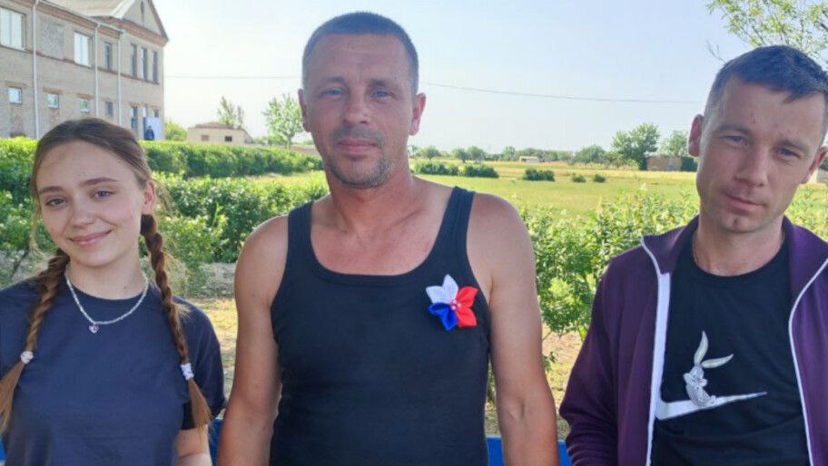 В Херсонской области провели патриотическую акцию ко Дню России Жители села Рубановка получили памятные значки с российским триколором в преддверии Дня России. Об этом сообщили в администрации Великолепетихского муниципального округа. «Акция в Рубановке стала лишь одним из множества мероприятий, посвященных Дню России, которые проходят по всей стране», — отметила заведующая клубом Лидия Прищепепа. Мероприятие организовали при поддержке партии «Единая Россия». По словам организаторов, подобные акции особенно важны для воспитания молодого поколения и формирования гражданской идентичности. #ХАНмолодежка , VK и ОК и читайте новости на нашем сайте
