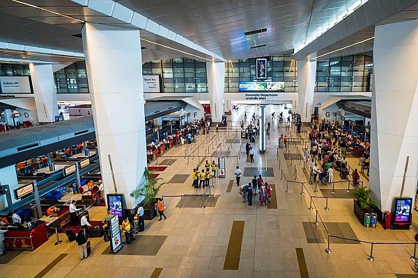 В аэропорту Нью Дели задержали более 100 рейсов Международный аэропорт имени Индиры Ганди в Нью Дели столкнулся с поломкой системы управления воздушным движением УВД из за которой в последние часы были задержаны около 100 рейсов Об этом сообщает ТАСС со ссылкой на агентство PTI По словам одного из источников возникли проблемы с автоматической системой передачи сообщений которая предоставляет информацию для системы автоматического слежения формирующей планы полетов По данным сайта отслеживания рейсов Flightradar24 задержка вылетов в аэропорту Дели составляет около 50 минут Ежедневный рейс Аэрофлота из Москвы прибыл в столицу Индии ночью по расписанию но вылетел обратно на час позже плана aviaru net n289541