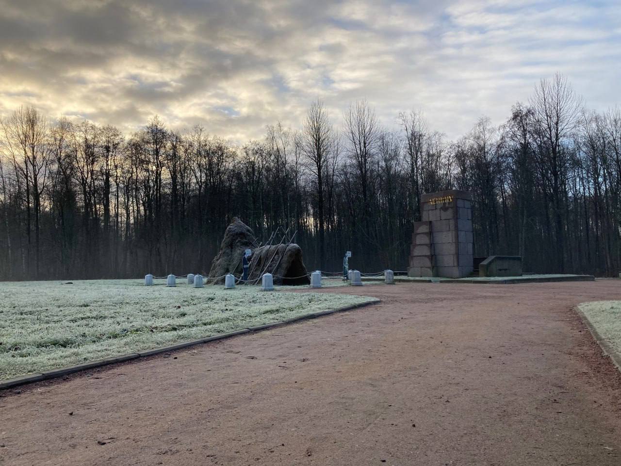 Ночью вандалы сожгли шалаш Ленина в Сестрорецке  В сетях появилось фото пепелища, на месте которого был шалаш Ленина. SPB.KP.RU связался с представителями музейного комплекса и узнал, что это был поджог. Неизвестные вандалы сожгли шалаш. сейчас на месте работают сотрудники органов, обстоятельства и причины случившегося устанавливаются.  Музейный комплекс «Шалаш Ленина» посвящён событиям лета 1917 года. Здесь скрывались Ленин и Зиновьев от ареста. Временное правительство обвиняло их в организации июльских беспорядков в Петрограде.   : группа во «ВКонтакте» «Наш город Сестрорецк»   : СПб