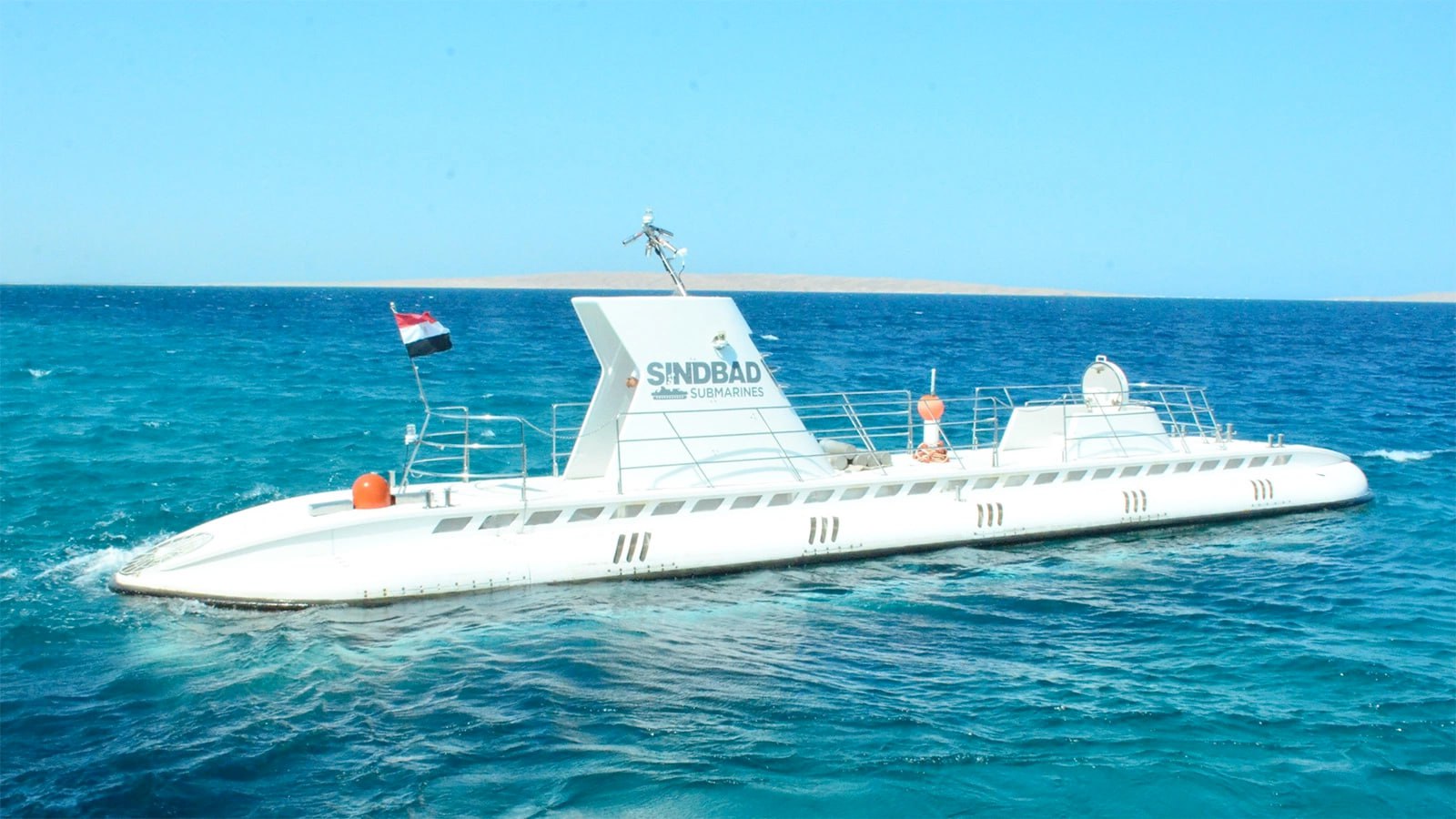 Суд в Египте приговорил капитана затонувшего батискафа с российскими туристами к двум годам тюрьмы и штрафу в размере 2 тыс египетских фунтов 42 доллара Официально капитану батискафа предъявили обвинения в непредумышленном убийстве и причинении вреда по неосторожности на основании отчета о причинах крушения подводной лодки Инженера ответственного за техобслуживание батискафа приговорили к шести месяцам лишения свободы и штрафу в размере 1 тыс египетских фунтов 21 доллар В Египте продолжается разбирательство в отношении одного из должностных лиц отеля скрывшегося с места происшествия после крушения батискафа В конце марта Генконсульство РФ в Хургаде сообщило что прогулочный батискаф на котором находилось 45 туристов из России потерпел крушение во время регулярной экскурсии с осмотром кораллового рифа Семь человек в том числе два ребенка погибли 38 человек были спасены 14 из них попали в больницы Египта Следственный комитет РФ возбудил уголовное дело по факту происшествия Африканская инициатива Telegram ВК Max