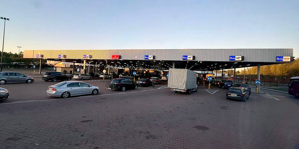 Польша готовится открыть еще два пункта на границе с Беларусью Это может пройти уже в понедельник 17 ноября Соответствующий законопроект подготовлен по инициативе Министерства внутренних дел и администрации Польши сообщают СМИ Ожидается что будут открыты погранпереходы Бобровники Берестовица с белорусской стороны и Кузница Белостоцкая Брузги auto onliner by go 1217449