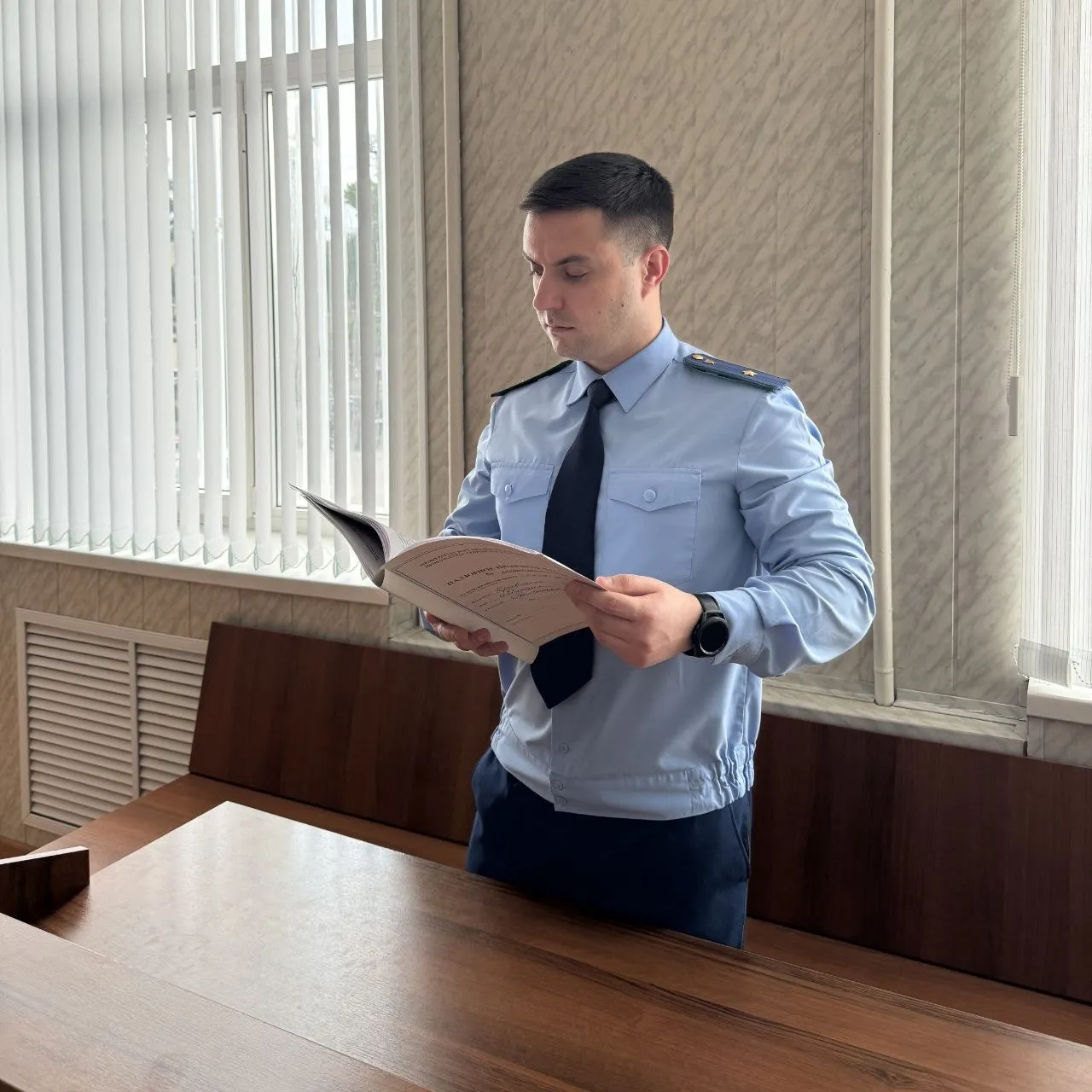 В Кочубеевском округе мужчина осужден за дачу взятки правоохранителю  Прокуратура Кочубеевского района поддержала государственное обвинение в отношении местного жителя Он признан виновным по п б ч 4 ст 291 УК РФ дача взятки должностному лицу лично в крупном размере В суде установлено что в ноябре 2025 года подсудимый передал руководителю следственного органа 200 тыс рублей за прекращение в отношении него уголовного преследования  При этом от получения незаконного вознаграждения сотрудница органов внутренних дел отказалась и сообщила вышестоящему руководству о склонении ее к совершению коррупционного преступления  В рамках проведения оперативного эксперимента в момент передачи денег злоумышленник был задержан  Вину в совершении преступления мужчина признал в полном объеме Какое наказание назначено подсудимому Узнайте в MAX   Сайт MAX ТG ВК ОК Обратиться в прокуратуру