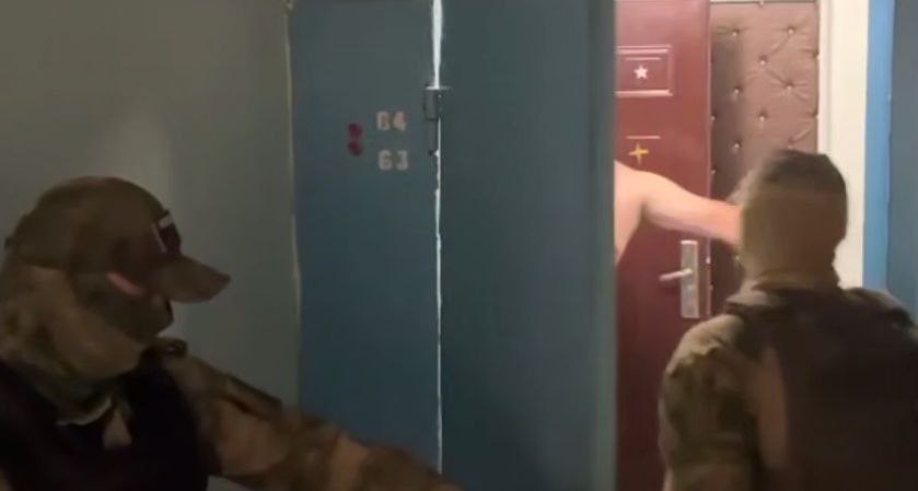 Коммунальщик и бизнесмен похитили 2,5 млн рублей при капремонте домов в Краснокаменске Сотрудники полиции задержали специалиста жилищно-коммунального управления Краснокаменска и местного предпринимателя по подозрению в хищении 2,5 млн рублей, выделенных на капитальный ремонт многоэтажек. Об этом 10 июля Lenta75.ru сообщили в пресс-службе УМВД России по Забайкальскому краю. - По предварительным данным, специалист жилищно-коммунального управления Краснокаменска и местный предприниматель, с которым был заключен договор на ремонт многоквартирных домов, вступили в сговор и завысили объемы работ и стоимость строительных материалов. В итоге было похищено не менее 2,5 млн рублей, принадлежащих собственникам многоэтажек. Установлено шесть фактов мошенничества, - уточнили в ведомстве. Полицейские при поддержке Росгвардии провели обыски по местам жительства и в рабочих кабинетах фигурантов. Изъята документация и легковой автомобиль, предположительно, купленный на похищенные средства. - Один из подозреваемых помещен в изолятор временного содержания. Второму избрана мера пресечения в виде заключения под стражу. Оперативники продолжают устанавливать другие эпизоды преступной деятельности злоумышленников и их возможных сообщников, - добавили в ведомстве.