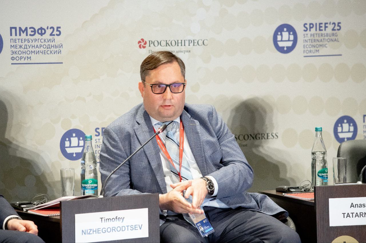 ФАС: внедрению новых технологий в фармотрасли будет способствовать включение инновационных лекарств в ЖНВЛП. Об этом сообщил заместитель руководителя ФАС Тимофей Нижегородцев в рамках V Российского фармацевтического форума «Лекарственная безопасность». По мнению спикера, для наполнения перечня инновационными лекарственными препаратами важно наладить два параллельных процесса: исключать из него устаревшие и дорогие аналоги; отдавать приоритет более эффективным с экономической и терапевтической точки зрения препаратам. Кроме того, для дальнейшего развития фармотрасли в России необходимо: расширять инновационную клиническую практику; сохранять и поддерживать устойчивое производство базовых для здравоохранения препаратов; продолжать придерживаться ответственного подхода к ценообразованию и обеспечивать защиту интеллектуальной собственности для добросовестных участников рынка. Также замглавы службы затронул тему взаимодействия с фондом «Круг добра» в переговорах с фармкомпаниями о стоимости лекарственных препаратов для лечения детей с орфанными заболеваниями. Участие ФАС в 2021-2024 гг. позволило сэкономить 21 млрд рублей на закупках таких препаратов и обеспечить ими большее количество детей. #лекарства #ПМЭФ