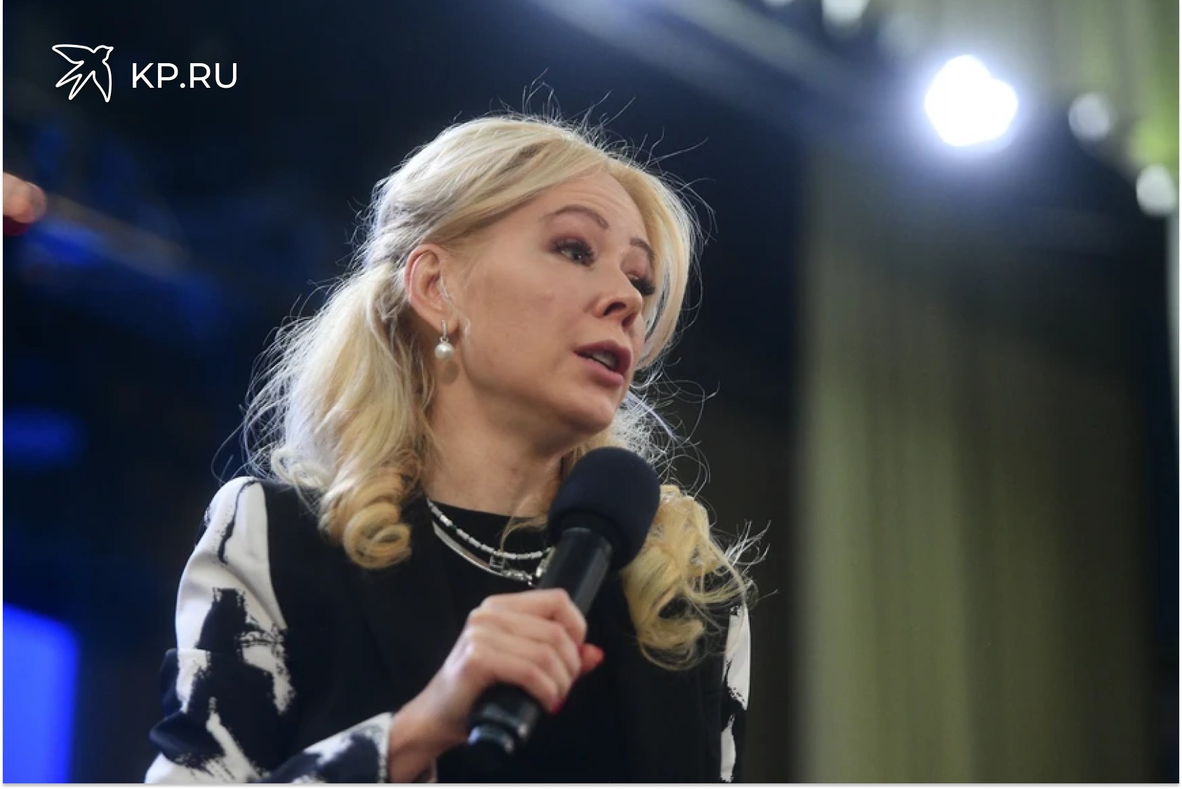 Екатерина Мизулина подняла вопрос безопасности воронежских школ после инцидента с вооруженной шестиклассницей Глава Лиги безопасного интернета отреагировала на происшествие в воронежской школе 19 Глава Лиги безопасного интернета отреагировала на происшествие в воронежской школе 19 где 15 января ученица шестого класса пришла на уроки с холодным оружием Свои действия ребенок сопровождал трансляцией в соцсетях Екатерина Мизулина выразила обеспокоенность случившимся отметив что девочка беспрепятственно прошла через пост охраны так как рамки металлодетекторов на входе не сработали Она рассказала об этом в своем телеграм канале 16 января По словам общественницы на фоне массовых угроз нападений на школы распространявшихся в регионе последнюю неделю вопрос усиления мер безопасности остается открытым По дороге в школу она размахивала ножом фиксируя всё на камеру телефона На входе положила нож в сумку рамки не сработали Напугать одноклассников получилось они попросили учителей вызвать полицию пишет Екатерина Напомним что в городском управлении образования подтвердили факт ЧП Трагедии удалось избежать благодаря бдительности сверстников Педагог немедленно уведомила администрацию школы и полицию уточнили в мэрии города В настоящее время по факту инцидента проводится проверка устанавливаются все обстоятельства и причины поведения школьницы