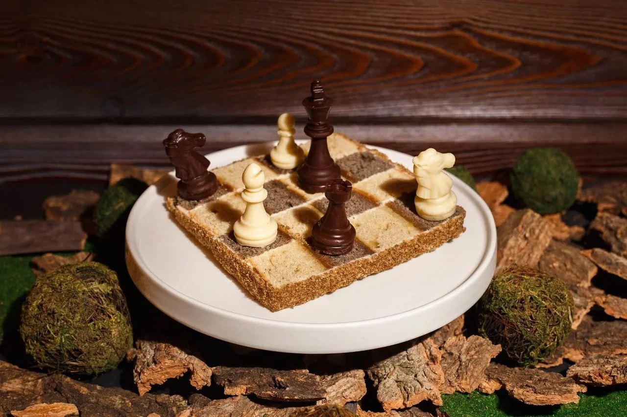 Пирог Скобликовой и кекс Карпова в Челябинске приготовят десерты в честь известных южноуральцев Масштабное событие для гурманов пройдет в нескольких городах Урала в том числе в Челябинске Магнитогорске и Миассе Для него заведения участники готовят специальное меню которые характерны именно для нашего региона Так например закуски должны быть приготовлены с помощью продуктов заготовленных привычными для Урала способами квашение мочение и т п Особое задание шеф повара получили для десертов Они должны быть вдохновлены историями известных жителей Урала или знаковых мест Так в частности в заведениях представят пирог имени конькобежки Лидии Скобликовой кекс вдохновленный шахматистом Анатолием Карповым и мороженное в виде атома в честь Игоря Курчатова Фестиваль стартует уже на этой неделе с 14 января и продлится до конца месяца Фото проект Аутентичная Уральская Кухня Подписывайтесь на Вести Южный Урал в MAХ