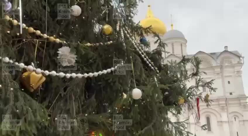 Кремль представил новогоднюю елку с 2500 игрушками и 2,5 км гирлянд