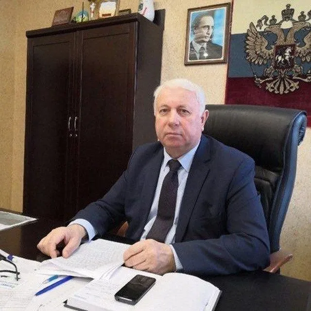 Глава Большесолдатского района оказался в центре скандала после нецензурной брани на совещании Во время заседания правительства Курской области глава Большесолдатского района Владимир Зайцев допустил нецензурное высказывание которое попало в трансляцию совещания Инцидент произошёл когда губернатор Александр Хинштейн попросил чиновника прокомментировать жалобы жителей села Любимовка на проблемы с водоснабжением Из за перебоев со связью Зайцев не услышал вопрос однако его микрофон оставался включённым Губернатор заявил что у главы района проблемы не только со связью но и с речью и пообещал разобраться в ситуации в закрытом режиме Курская Telega Прислать новость