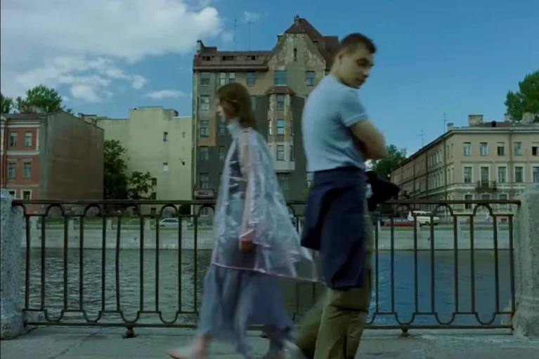 Продолжение фильма «Питер FM» начнут снимать следующей весной Действие новой ленты развернётся в Петербурге и его пригородах. Хотя сюжет будет сосредоточен на новых молодых героях, зрители вновь увидят персонажей оригинального фильма в исполнении Евгения Цыганова, Екатерины Федуловой и Иры Рахмановой. Поклонники ромкома смогут увидеть, как изменился город за почти 20 лет. Ну а когда ждать премьеру на большом экране — пока не сообщили. : Кадр из фильма : СПб — отдай свой буст нам