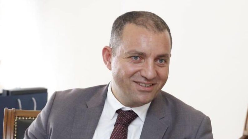 Задержан бывший министр экономики Армении Ваан Керобян Информацию об этом радио Азатутюн сообщил его брат Аветик Керобян указав что в доме В Керобяна был проведен обыск Аветик Керобян указал такжет что обыск в доме его брата никак не связан с его пребыванием ранее в должности министра Сейчас они пытаются понять причину действий правоохранительных органов Подпишитесь и следите за обновлениями panorama russ