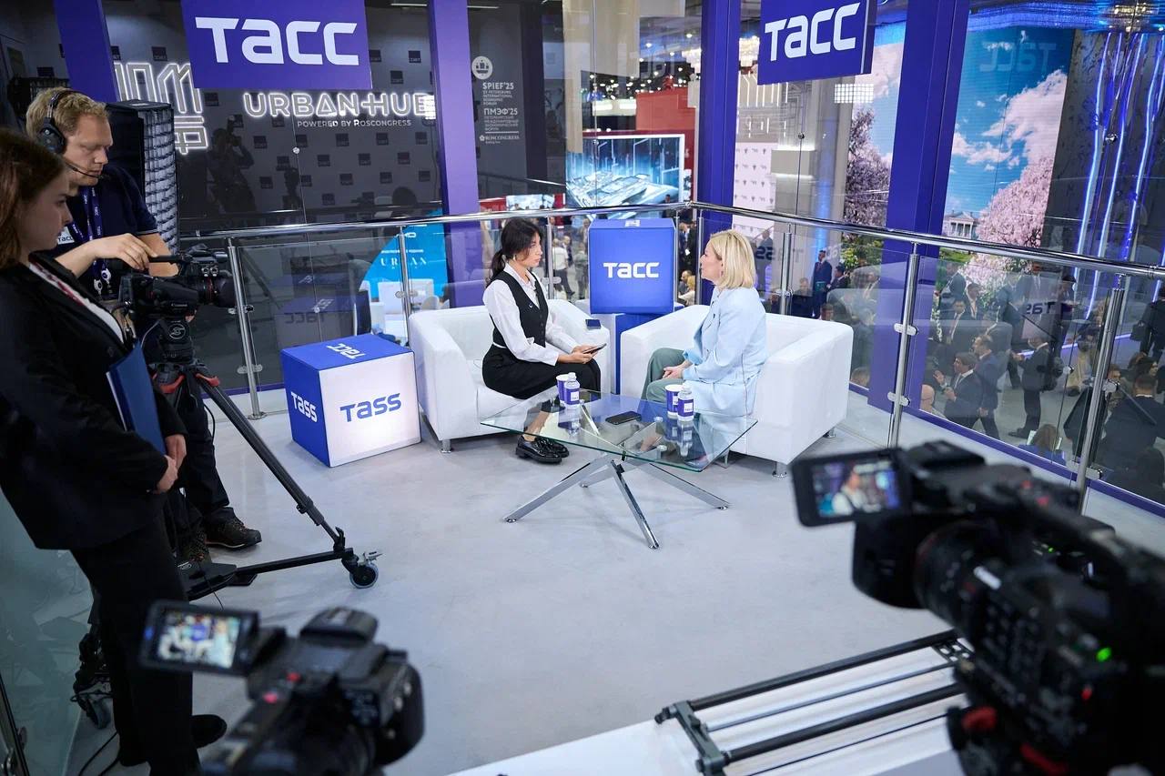 Пообщалась с журналистами ведущих российских СМИ на полях ПМЭФ-2025 С представителями Известий, телеканала «Россия 24», ТАСС и РИА Новости обсудили широкий круг тем, касающихся культурной политики, международного сотрудничества и ключевых направлений работы Министерства культуры Российской Федерации. В центре внимания оказались ключевые направления культурной политики — от библиотек и музеев до театров и кадровой подготовки. Особое внимание уделили кино: говорили о насыщенности рынка, об интересе зрителя, о будущем отечественного кинематографа. Речь зашла и о международных киноинициативах: подготовке Фестиваля военного кино с Китаем. Затронули тему литературы и роль библиотек в современном обществе. Обсуждали, как меняется читательский интерес, как молодёжь возвращается к книге, и почему библиотеки сегодня становятся точками притяжения в городах и сёлах. Кроме того, рассказала о развитии культурной инфраструктуры в новых регионах, строительстве кинотеатров и планах по расширению проката. Журналисты интересовались текущим культурным сотрудничеством с БРИКС и Бахрейном. Также обсудили предстоящий XI Санкт-Петербургский международный культурный форум и первый музыкальный конкурс «Интервидение».