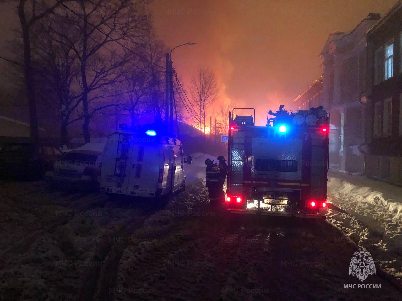 Не менее пяти человек пострадали в результате взрыва газгольдера в подмосковном Сергиевом Посаде сообщили РБК в региональном МЧС ТАСС сообщает о восьми пострадавших 20 05 локализация на площади 244 кв м 5 пострадавших личность и пол уточняются рассказали в МЧС По данным Мособлпожспаса горели три жилых дома пламя могло перекинуться на соседние постройки Фото пресс служба ГУ МЧС России по Московской области РБК в Telegram и MAX