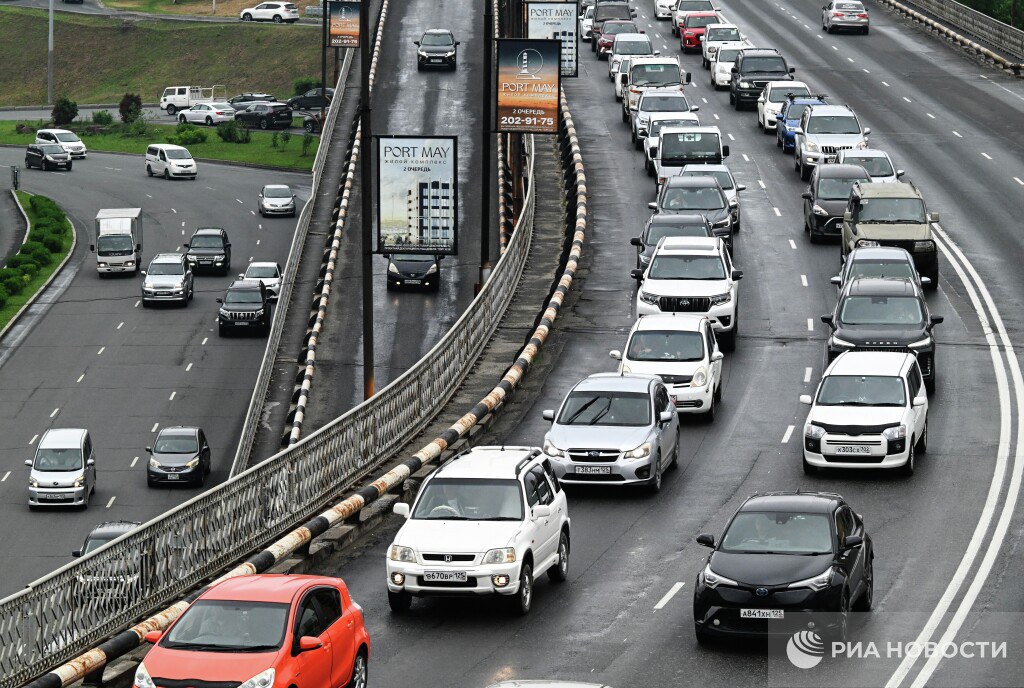 Россияне в ноябре увеличили расходы на легковые авто с пробегом на 24 Всего в последний месяц осени на покупку легковых авто с пробегом по стране было потрачено 765 25 млрд рублей тогда как годом ранее эта сумма составляла 618 74 млрд рублей подсчитало РИА Новости на основе данных агентства Автостат Таким образом траты выросли на 24 Всего в России за ноябрь продано 588 7 тыс легковушек с пробегом Подписаться на РИА Новости экономика Все наши каналы