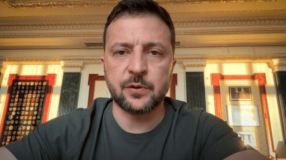 Планы Путина по Донбассу могут стоить России миллионов жизней Зеленский Президент Украины Владимир Зеленский заявил что Владимир Путин планирует захватить Донбасс до конца 2025 года и это может стоить России жизни двух трёх миллионов человек передает ArbatMedia В интервью ABC News Зеленский сообщил что Путин во время разговоров с американскими представителями включая Белый дом и спецпредставителя Дональда Трампа Уиткоффа говорил о намерении взять Донбасс в течение двух трёх месяцев или максимум до конца года Зеленский подчеркнул что эта информация получена из источников но сам Путин публично подобных заявлений не делал Ранее Bloomberg писало что Кремль планирует полностью установить контроль над Донецкой Луганской Херсонской и Запорожской областями Украины По данным агентства именно на такой сценарий Путин ориентировался в мае 2025 года перед телефонным разговором с президентом США Дональдом Трампом Прислать новость