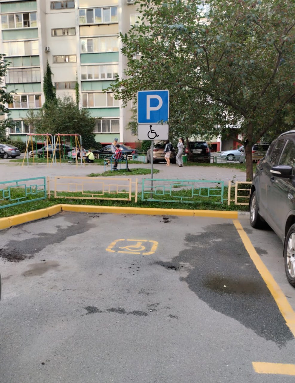 В Челябинске по требованию прокуратуры во дворе многоквартирного дома оборудовано место для парковки инвалидов Прокуратура Советского района г Челябинска по обращению Уполномоченного по правам человека в Челябинской области провела проверку исполнения требований законодательства о социальной защите инвалидов  Установлено что местная жительница проживает в многоквартирном жилом доме по ул Доватора в квартире социального найма с родителями пенсионерами и дочерью которые являются инвалидами При этом дочь является инвалидом колясочником  Заявитель нуждается в парковочном месте для беспрепятственного доступа к жилому дому членов семьи с ограниченными возможностями однако обращения в уполномоченные органы результата не принесли  В ходе выездной проверки выявлено отсутствие парковочного места оборудованного для нужд инвалидов специальных знаков обозначающих место предназначенное для парковки легковых автомобилей  Прокурором руководителю управляющей компании внесено представление об устранении нарушений закона которое рассмотрено и удовлетворено Возле дома заявителя оборудовано парковочное место для маломобильных граждан в соответствии с нормами законодательства должностное лицо управляющей компании привлечено к дисциплинарной ответственности   chelprocrf Сайт Тelegram ВК