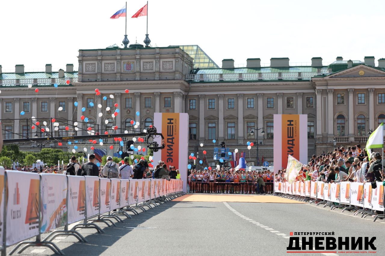  Петербург бежит: стартовал командный марафон «Экиден»! Сейчас на Исаакиевской площади начался масштабный забег. На старт вышли 435 команд из 70 городов России, включая представителей Заксобрания. Фото: Олег Золото Петербургский дневник
