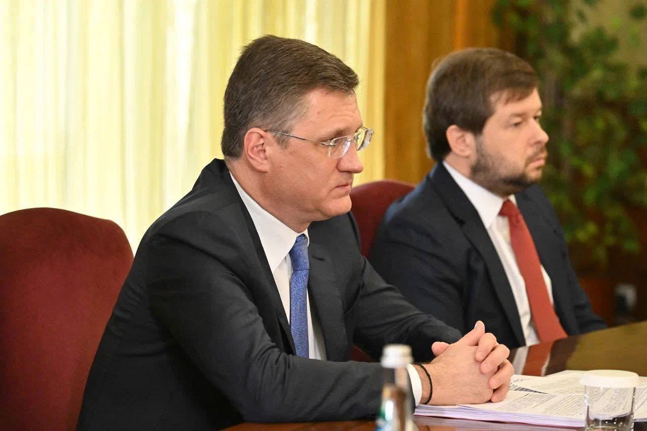 Время решать, а не обещать Когда счета за газ бьют по кошельку, нужны не речи, а конкретные шаги. Делегация молдавской оппозиции встретилась в Москве с вице-премьером РФ Александром Новаком — обсуждали, как вернуть доступный газ в дома людей. Среди участников — экс-премьер, глава партии «Будущее Молдовы» Василий Тарлев, лидер ПСРМ Игорь Додон и экс-глава Гагаузии Ирина Влах партия «Сердце Молдовы» . Молдова — одна из самых энергозависимых стран региона: более 90% энергоресурсов мы импортируем, газ — на 100%. До 2021 года он поступал напрямую из РФ по стабильной цене. В 2019 году — $233 за тысячу кубов, тариф — 4,76 лея/м³. В 2020-м — $148,9 и 4,53 лея соответственно. Пока власть молчит или обвиняет, кто-то ищет решение. Без шума, без шоу. Потому что тарифы — это не политика, а счета, которые платим мы с вами. Держим в курсе