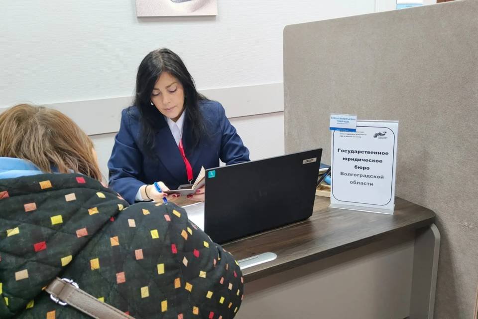 Волгоградский центр поддержки СВО обработал более 7 тысяч обращений С 2023 года центр помог волгоградцам по 22 6 тысячи заявкам Волгоградский единый центр поддержки участников СВО принял более 7 тысяч обращений каждое из которых было внимательно рассмотрено и решено С 2023 года специалисты центра помогли по 22 6 тысячи заявок Центр работает вместе с фондом Защитники Отечества а во всех муниципалитетах работают соцкураторы которые помогают решать вопросы Обратиться можно по телефону 8 8442 73 02 33 В регионе действует более 50 направлений помощи В 2025 году открылось новое реабилитационное отделение в Михайловке закуплено более 600 единиц современного оборудования Ветераны могут бесплатно пройти реабилитацию в областном центре Вдохновение и других соцучреждениях области