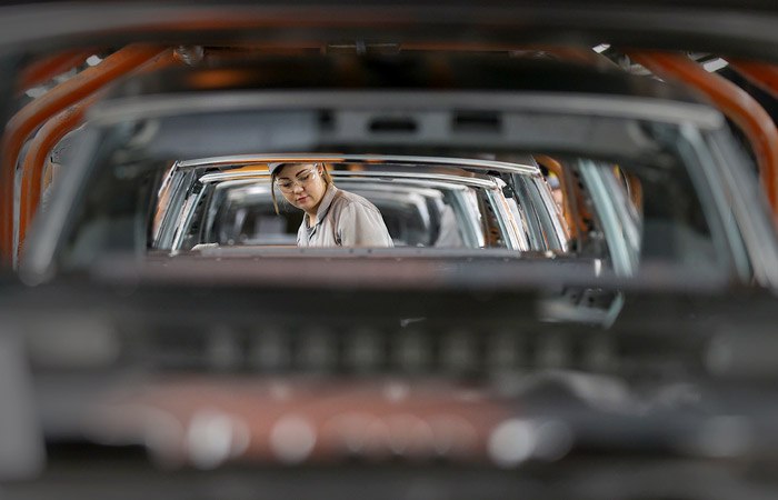 АвтоВАЗ с 1 января 2026 года возвращается к пятидневной рабочей неделе Как сообщалось на фоне падения спроса на российском авторынке АвтоВАЗ с конца сентября перешел на режим неполной четырехдневной рабочей недели Предполагалось что такой режим может продлиться до конца марта 2026 года Фото Егор Алеев ТАСС interfaxonline