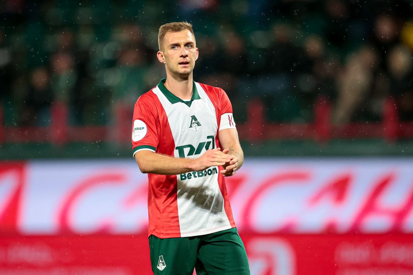 Локомотив и Баринов прекратили переговоры по новому контракту Чемпионат По информации инсайдера Андрея Панкова диалог полностью заморожен и вряд ли возобновится Действующее соглашение капитана железнодорожников рассчитано до лета 2026 года