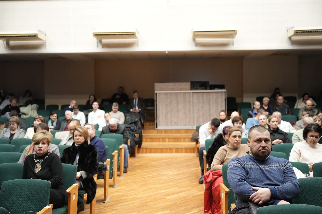 В актовом зале Ростовского государственного медицинского университета Минздрава России состоялось организационно-методическое занятие по гражданской обороне и защите от чрезвычайных ситуаций   Его участниками стали руководители структурных подразделений вуза.  Встречу открыл начальник штаба гражданской обороны РостГМУ Михаил Петрович Крючков.    - Гражданская оборона и защита от чрезвычайных ситуаций - это не просто формальность, это залог безопасности нашего коллектива и студентов. Хочу подчеркнуть, что проведение инструктажей с сотрудниками всех подразделений является обязательным, – отметил Михаил Петрович Крючков.   Подобные мероприятия способствуют повышению готовности коллектива РостГМУ к действиям в экстремальных условиях и минимизации возможных последствий чрезвычайных ситуаций.   Подробнее читаем на сайте РостГМУ