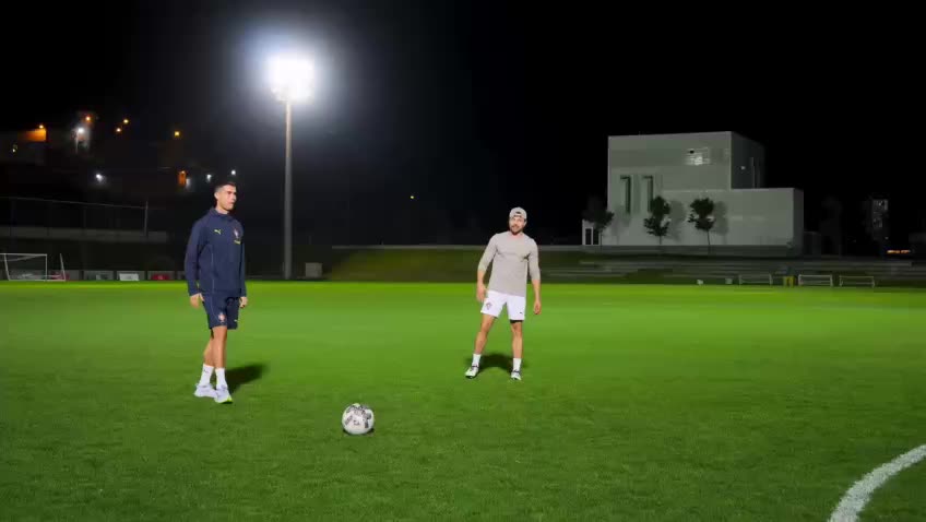 Криштиану Роналду успешно пробивает робота-вратаря после 12 попыток