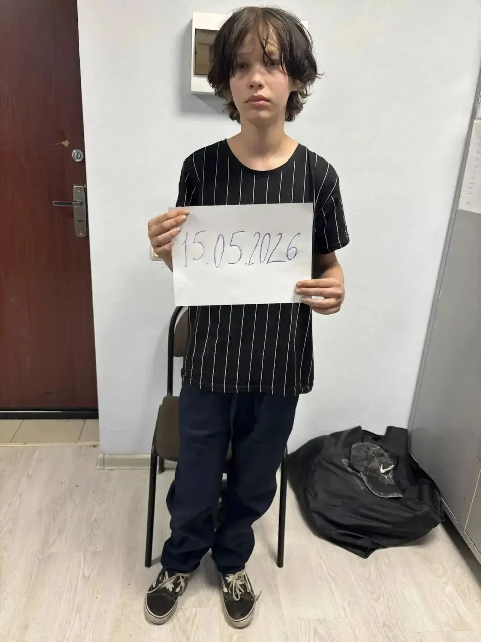 В Краснодаре нашли пропавшего 14 летнего подростка Мальчик которого искали с 9 мая жив Полицейские нашли его на лестничной площадке многоэтажки на улице Восточно Кругликовской там подросток собирался ночевать Как выяснилось все это время школьник скитался по Краснодару и Адыгее ночуя в подъездах и заброшенных машинах Сейчас его жизни и здоровью ничего не угрожает kub news ru