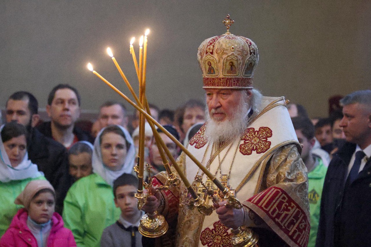 Федеральный закон о запрете склонения к аборту необходим в России Об этом заявил патриарх Кирилл По его словам трагедией является то что такие процедуры проводят без прямой необходимости как рутинную услугу Также важно двигаться в сторону запрета абортов в частных клиниках Кроме того если женщина состоит в браке то аборт должен совершаться с согласия будущего отца отметил патриарх В некоторых регионах России ответственность за склонение женщин к аборту уже введена В РПЦ неоднократно призывали наказывать за такие деяния Первый штраф за нарушение соответствующего закона был выписан в декабре 2025 года UPD в Госдуме идею о получении согласия мужа на прерывание беременности поддержали Как заявила депутат Татьяна Буцкая отец тоже вправе принимать решение о рождении ребенка   Подпишитесь на Абзац TG VK Дзен MAX Rutube