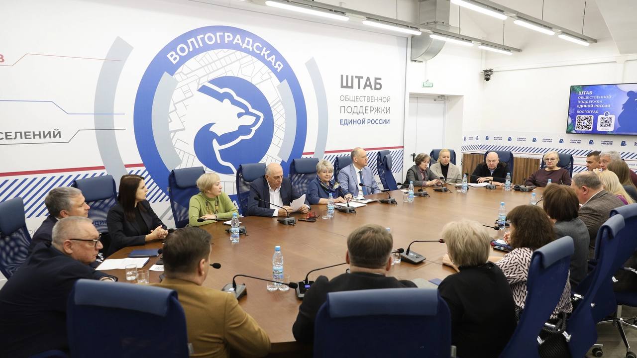 В Штабе общественной поддержки Единой России под руководством заслуженного врача РФ председателя профильного комитета в облдуме регкоординатора партпроекта ЕР Здоровое будущее Натальи Семёновой состоялось заседание общественного совета партпроекта Участники обсудили итоги и перспективы дальнейшей работы В 2025 году в рамках федерального проекта партии Единая Россия Здоровое будущее в регионе были проведены более 100 акций здоровья События объединили свыше 10 тысяч волгоградцев В реализации мероприятий приняли участие 97 медицинских организаций и более 2000 волонтеров