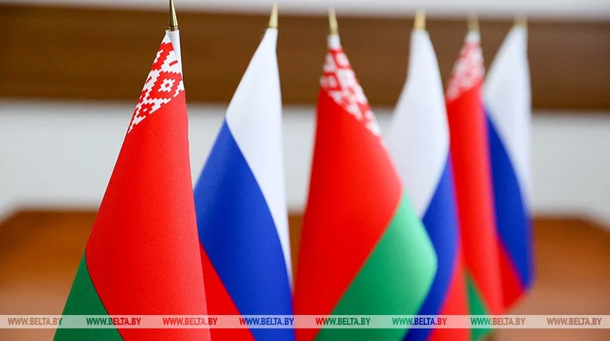 Главы правительств Беларуси и России обсудили реализацию совместных проектов в промышленности и энергетике В телефонном разговоре премьер министра Беларуси Александра Турчина и председателя правительства Российской Федерации Михаила Мишустина обсуждалась реализация совместных проектов Главы правительств обсудили актуальные вопросы белорусско российского торгово экономического и научно технологического сотрудничества в том числе реализацию совместных проектов в сфере промышленности энергетики транспортной инфраструктуры сельского хозяйства и других областях  Александр Турчин и Михаил Мишустин отметили также важность усиления взаимодействия в Союзном государстве Евразийском экономическом союзе Содружестве Независимых Государств и других многосторонних форматах Сайт TikTok VK Instagram YouTube ОК Стикерпак ВВ Чат бот Max