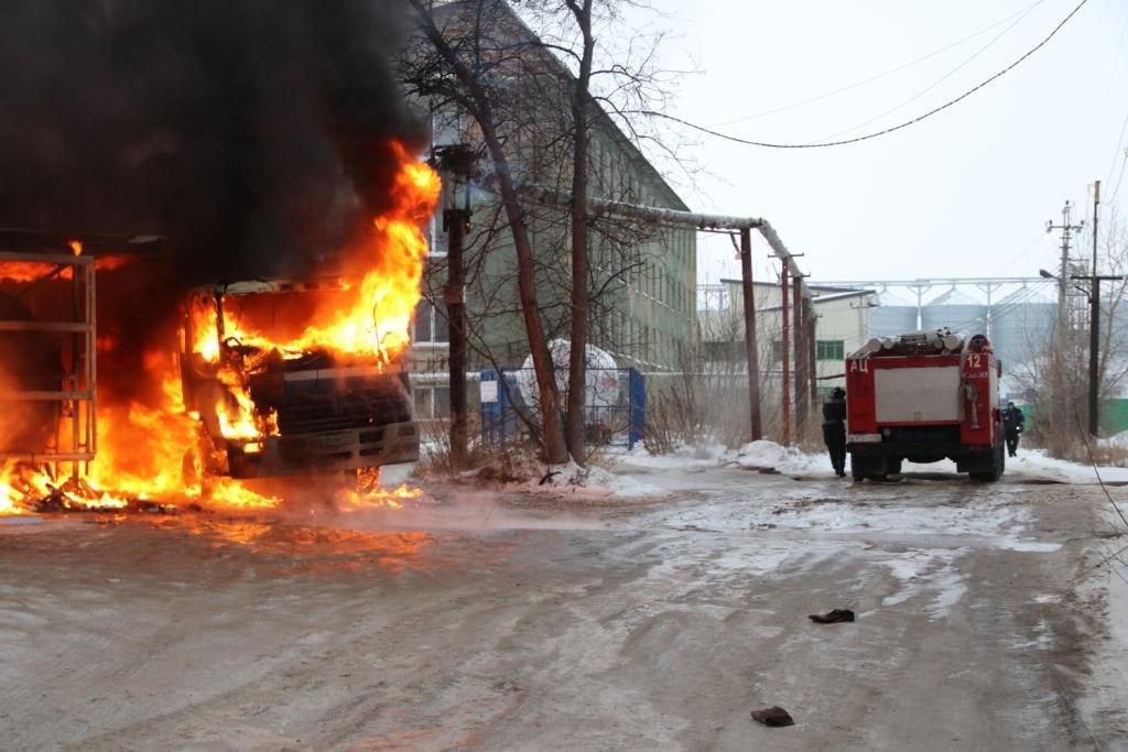 Час назад загорелась и взорвалась цистерна с бензином на частной автозаправочной станции по улице Пушкина, возле магазина Доброцен.  На место происшествия быстро прибыли пожарные машины, кареты скорой помощи, сотрудники Росгвардии, служба защиты населения; собралось и немало количество жителей.  По словам очевидцев, слышали два-три взрыва, потом всё загорелось и черный дым взмыл в небо. В дыму и огне виден остов грузовика, рядом с эпицентром огня стоял легковой автомобиль, который пожарные быстро убрали, не дождавшись прихода хозяина.    азсроссии.рф