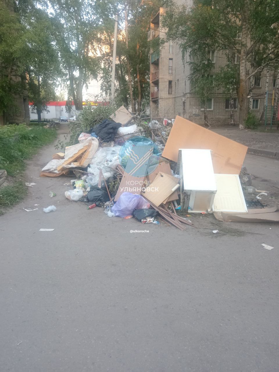 #КорочеМусор. Свалку обнаружили на проезде Героя России Аверьянова. Наш подписчик поделился фотографиями мусора. По его словам, там стоит сильный неприятный запах. О других городских проблемах вы можете рассказать в нашей предложке. Подписаться Прислать новость