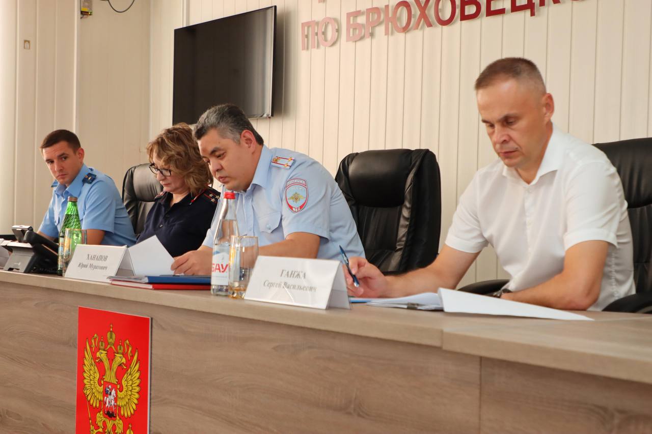 Исполняющим обязанности прокурора Брюховецкого района Антоном Пестовым принято участие в подведении итогов работы территориального отдела полиции за первое полугодие 2025 года В ходе состоявшегося совещания проанализирована деятельность подразделений ОМВД России по Брюховецкому району, а также результаты расследования уголовных дел. В рамках мероприятия обсуждены результаты работы сотрудников отдела по профилактике преступности, раскрываемости преступлений, в том числе экономической и коррупционной направленности, меры принимаемые для борьбы с незаконной миграцией. Исполняющим обязанности прокурора района Антоном Пестовым обращено особое внимание на необходимость активизации работы по профилактике, выявлению преступлений, совершенных с использованием информационно-телекоммуникационных технологий в сфере компьютерной информации, указано на необходимость уделять особое внимание вопросам выявления и пресечения коррупионных преступлений, усилению деятельности по возмещению ущерба, причиненного преступлениям и соблюдению прав граждан в уголовном судопроизводстве. По результатам совещания определены задачи, выработаны комплексы мероприятий, направленных на эффективность деятельности работы ОМВД России по Брюховецкому району.