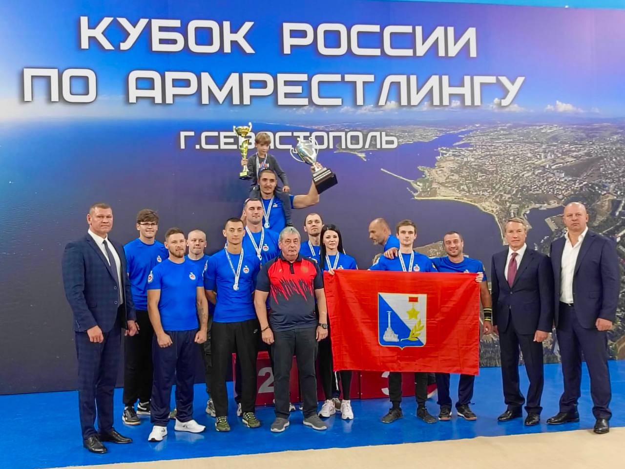 Сборная команда Севастополя победитель командного зачета Кубка России по армрестлингу Соревнования состоялись в стенах Спортивной школы 5 за медали боролись 107 участников из 19 регионов Севастопольские спортсмены завоевали 4 золотые и 4 серебряные медали Михаил Игнатенко в к 60 кг Михаил Орлов в к 85 кг Вера Орлова в к 65 кг Владимир Лопата в к 100 кг Рамазан Кадиров в к 85 кг Сергей Чёрных в к 80 кг Ростислав Майнов в к 55 кг Алексей Пониматченко в к 110 кг По результатам соревнований в командном зачете команда Севастополя команда Калуги команда Белгорода Поздравляем спортсменов