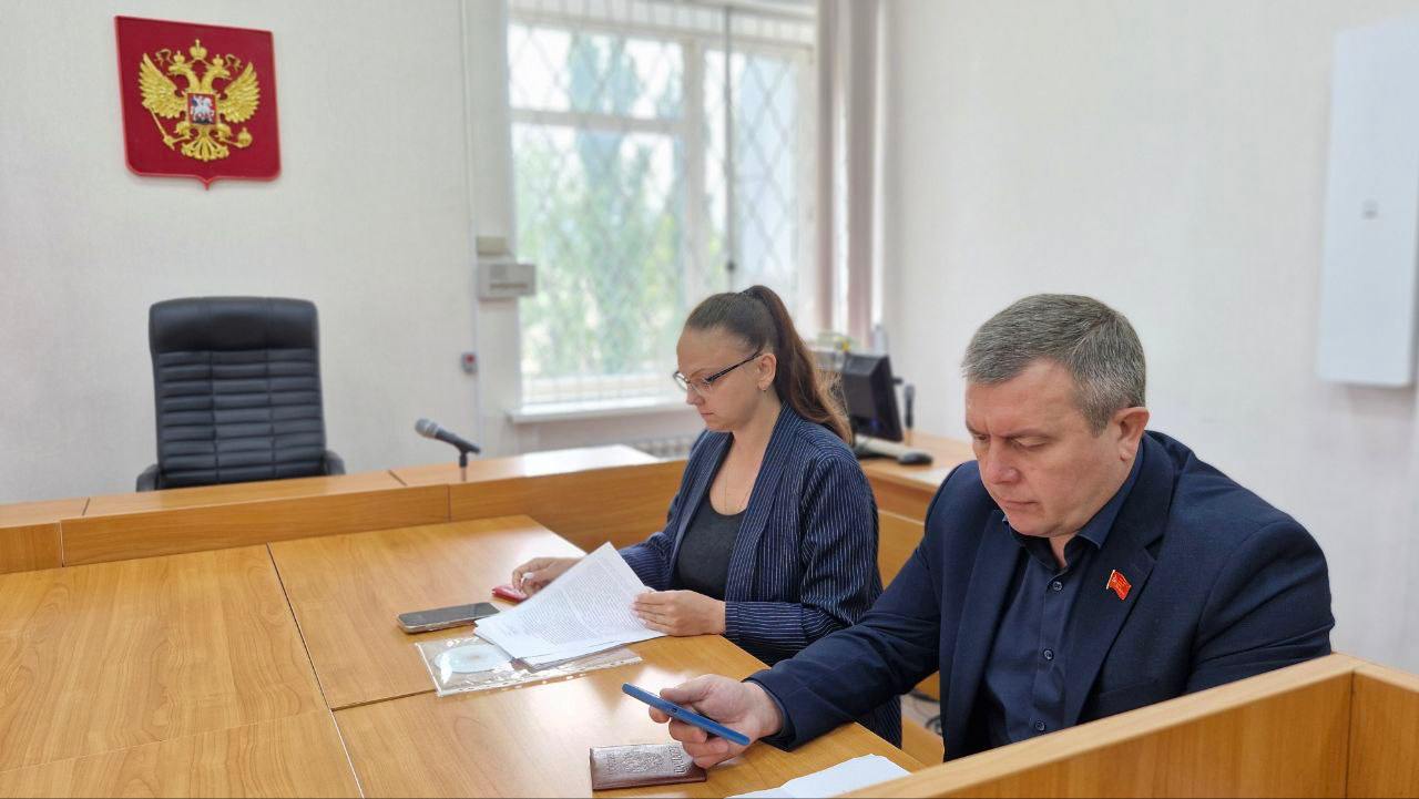 Главу липецкого обкома КПРФ оштрафовали за встречу с избирателями Филиал КПРФ в Липецке продолжает сталкиваться с давлением в преддверии сентябрьских выборов Ранее в офис отделения несколько раз приходили силовики Сегодня 25 августа Октябрьский районный суд Липецка оштрафовал руководителя фракции КПРФ в облсовете Сергея Токарева на 25 тысяч рублей по протоколу о нарушении порядка проведения митинга Поводом для разбирательства стала его встреча с местными жителями 5 августа На ней Токарев призывал голосовать за КПРФ и нелестно отзывался о власти 8 августа аналогичное решение вынес Советский районный суд Липецка Фото КПРФ
