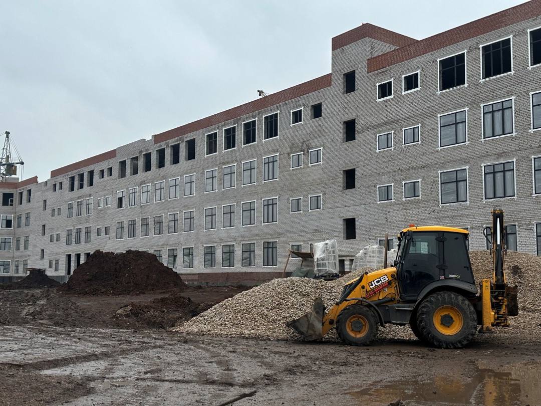 Тепло и воду проводят в строящейся школе в Прибрежном. Уже проложили 377 метров новых теплосетей — между улицами Гоголя и Крымской. Система будет «умной»: если случится утечка, аварийное место найдут быстро. Здание рассчитано на 1050 учеников, площадь — около 20 тыс. кв. метров. Сейчас готовность объекта — примерно 45%, уже заканчивают четвёртый этаж. Школу строят по концессионному соглашению, подрядчик — компания «ПСК». Открытие планируют на апрель 2026 года. Учреждение получит название Центр образования №1 «Гамма». Здесь с 3 класса начнут углублённо изучать программирование и робототехнику. Подпишись на «Короче, Стерлитамак»