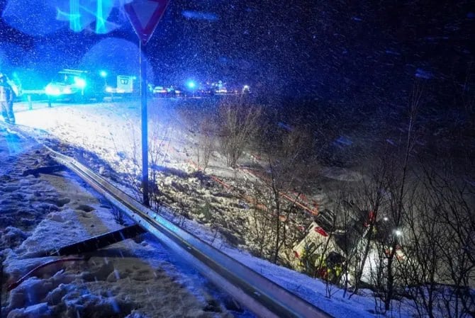 В Норвегии автобус с десятками пассажиров вылетел с шоссе в озеро.  Трое погибли, еще несколько человек пострадали.      Не открывается ссылка? Попробуйте эту или скачайте наше приложение для Android или iOS.