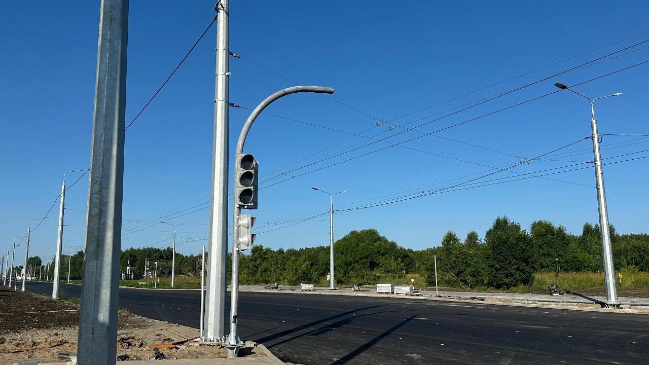 Стало известно сколько новых светофоров установят на бульваре Архитекторов Как сообщил в своём телеграм-канале мэр Омска, на бульваре Архитекторов, реконструкция которого проходит в рамках национального проекта «Инфраструктура для жизни», началась установка новых светофоров. Всего смонтируют более 190 конструкций. Все пешеходные переходы бульвара будут регулируемые. Для их обустройства используют светофоры типа П1, которые устанавливают в комплексе со специальными вызывными табло. Специалисты уже наметили основные контрольные точки на проезжей части, по которым в дальнейшем будет нанесена дорожная разметка.
