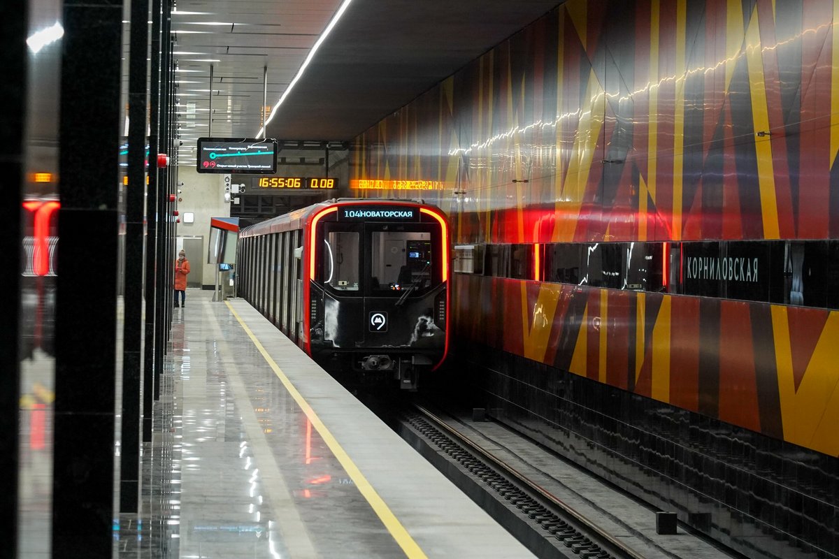 В декабре в Москве начнется тестирование первого в России беспилотного метропоезда Испытания будут проходить ночью и без пассажиров на Большой кольцевой линии ИИ будет управлять разгоном торможением и работой дверей Машинист проследит за безопасностью Больше новостей в Daily News