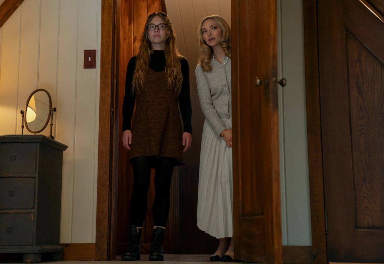 Горничная собрала миллиард рублей за месяц российского проката согласно данным ЕАИС Триллер Пола Фига с Сидни Суини и Амандой Сайфред в главных ролях стал первым зарубежным и выпущенным в России фильмом в 2026 году достигшим этой отметки Подробнее о том каким получилось кино в рецензии рассказал Станислав Зельвенский Кинопоиск Индустрия